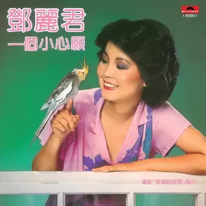 望着天空的女孩